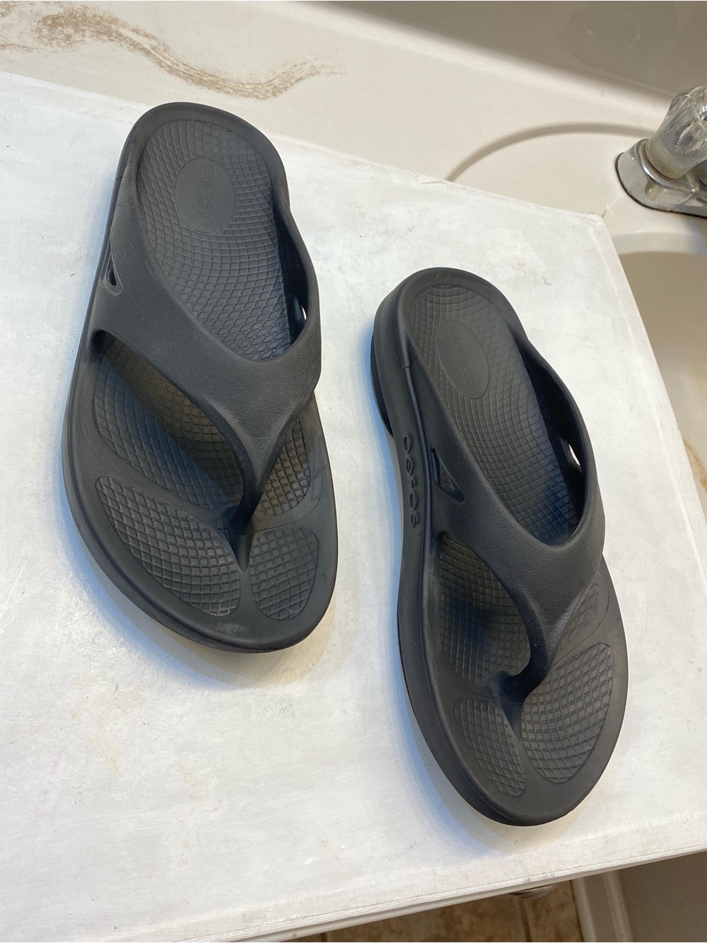 OOFOS OOriginal OOLala recovery sandal, women size 10, men’s Size 8 great shape